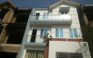 Cầu thang kính lan can ban công kính mặt bậc cầu thang gỗ la khê Hà Đông